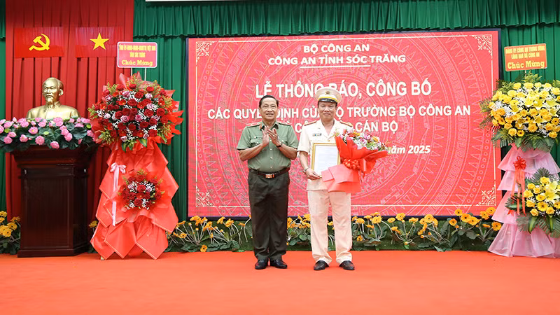 Thiếu tướng Bùi Văn Quyền trao quyết định của Bộ trưởng Công an cho Đại tá Phạm Quốc Việt