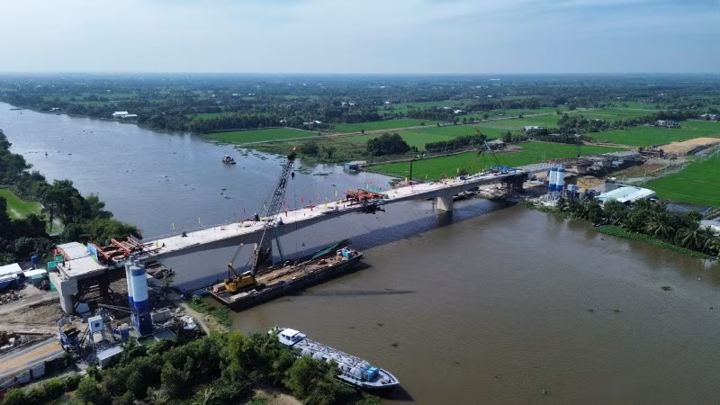 Cầu bắc qua sông Vàm Cỏ Đông nối hai huyện Đức Huệ và Đức Hòa (Long An) chính thức hợp long.