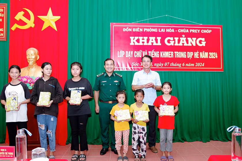 Trao tặng tập và học bổng cho các em học sinh có hoàn cảnh khó khăn. (Ảnh: HOÀNG ĐOÁN)