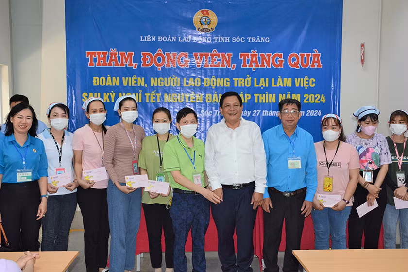 Lãnh đạo tỉnh Sóc Trăng trao quà cho công nhân gặp khó khăn trong khu công nghiệp.