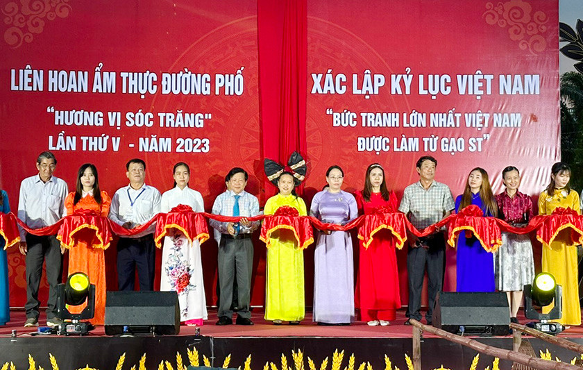 Ban tổ chức thực hiện nghi thức cắt băng khai mạc lễ hội đường phố và bức tranh gạo ST25.