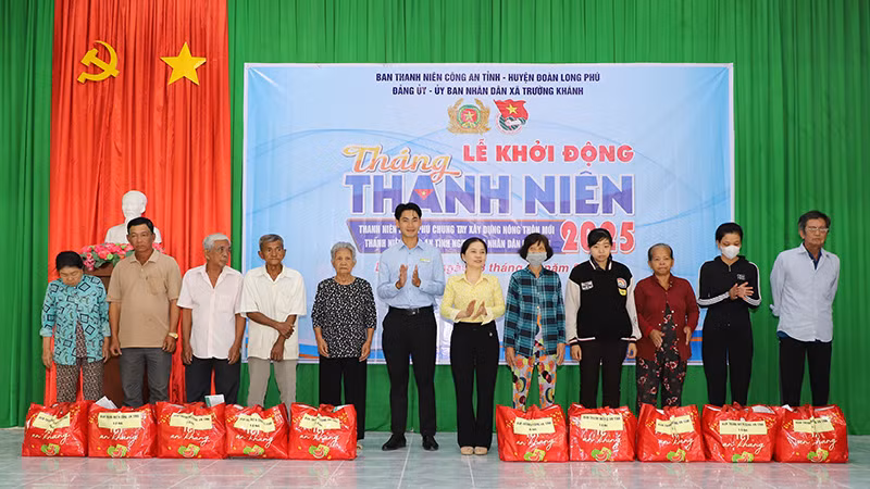 Tặng quà cho các hộ gia đình khó khăn.