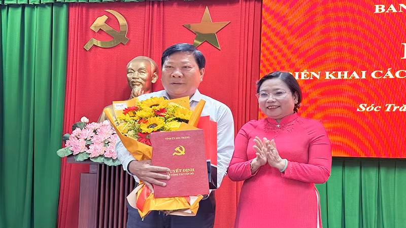 Phó Bí thư Thường trực Tỉnh ủy Sóc Trăng Hồ Thị Cẩm Đào trao quyết định nghỉ hưu cho đồng chí Lê Văn Hiểu, nguyên Phó Chủ tịch Thường trực Hội đồng nhân dân tỉnh Sóc Trăng.