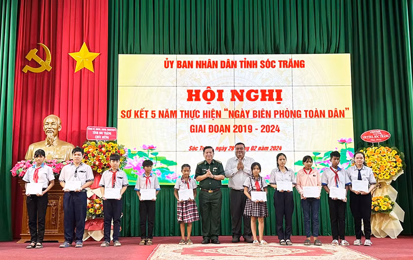 Tặng học bổng vượt khó học giỏi cho các em học sinh khu vực biên giới biển.