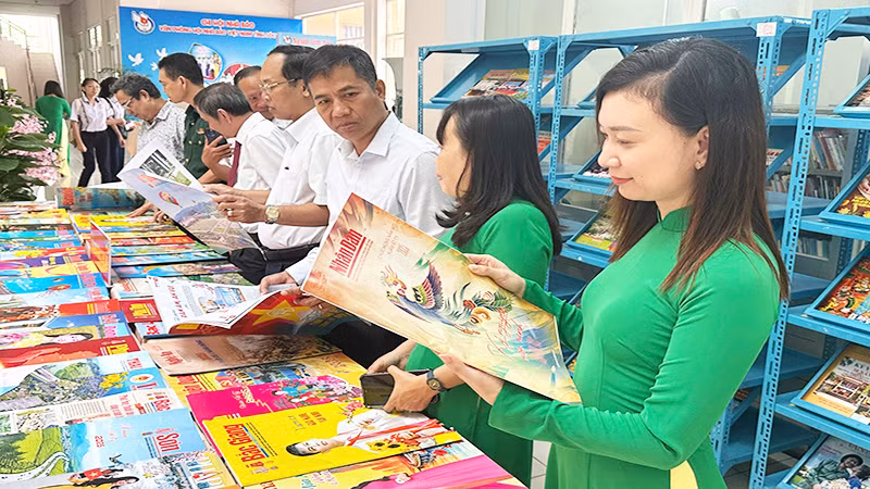 Các giai phẩm xuân thu hút đông đảo người dân Sóc Trăng đến xem.