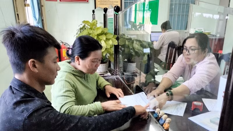 Ngân hàng Chính sách xã hội huyện Đức Huệ, Long An làm thủ tục cho người dân nghèo vay vốn phát triển sản xuất.