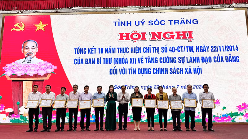 Chủ tịch Trần Văn Lâu và Phó Tổng Giám đốc Ngân hàng Chính sách xã hội Việt Nam Nguyễn Thị Hằng trao Bằng khen cho các cá nhân.