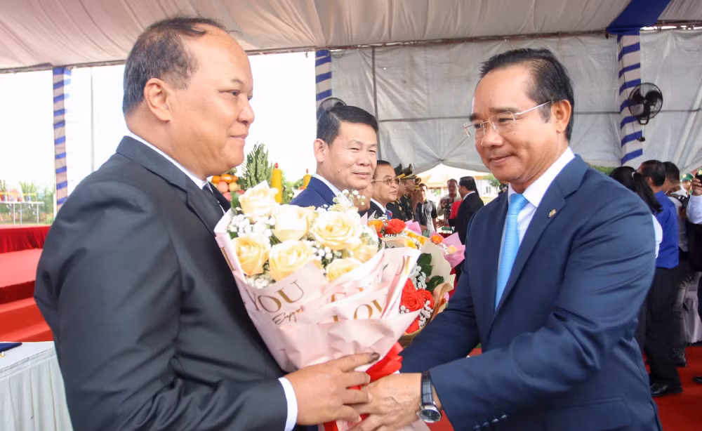 Lãnh đạo tỉnh Long An tặng hoa cho lực lượng Campuchia hỗ trợ Đội K73 trong quá trình tìm kiếm, cất bốc hài cốt liệt sĩ hy sinh tại Campuchia.