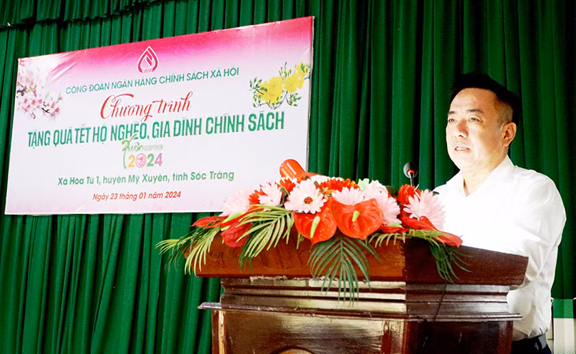 Phó Tổng Giám đốc Ngân hàng Chính sách xã hội Huỳnh Văn Thuận chúc Tết người dân Hòa Tú (Mỹ Xuyên).