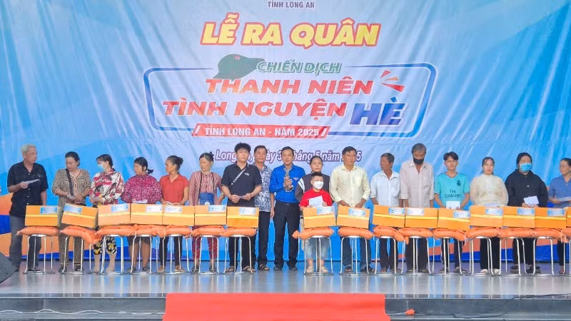 Trao quà cho gia đình chính sách, gia đình có hoàn cảnh khó khăn.