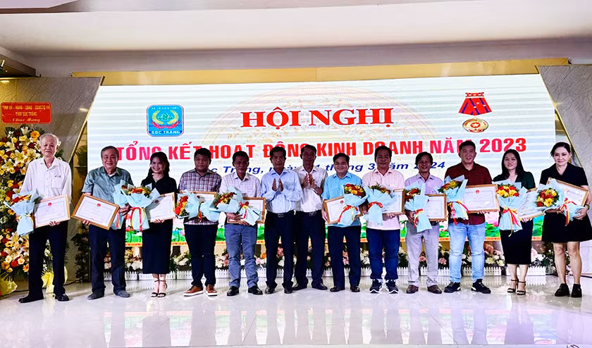 Khen thưởng cho các đại lý và cá nhân tiêu biểu.