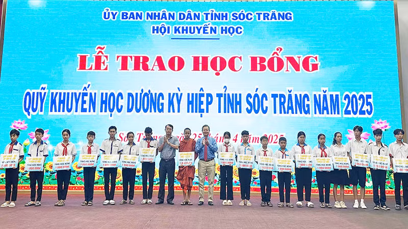 Trao học bổng “Dương Kỳ Hiệp” cho 240 học sinh hiếu học tiêu biểu.