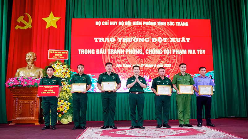 Đại tá Phạm Lê Xuân Bình trao thưởng và tặng giấy khen cho các tập thể và cá nhân có thành tích xuất sắc trong đấu tranh phòng chống tội phạm ma túy.