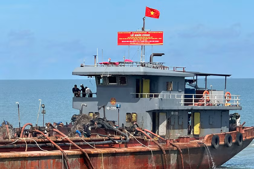 Dòng cát biển đầu tiên được khai thác tại vùng biển Sóc Trăng.