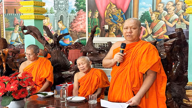 Thượng tọa Lý Đức, Phó Hội trưởng Hội Đoàn kết sư sãi yêu nước tỉnh Sóc Trăng cảm ơn đoàn công tác Trung ương.