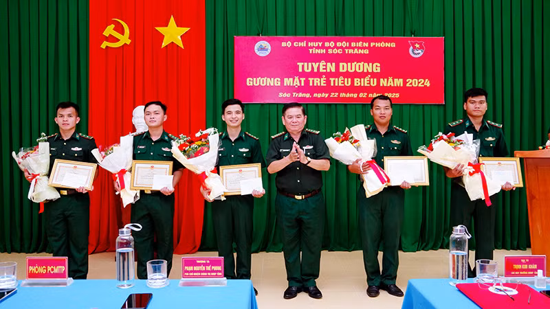 Đại tá Trịnh Kim Khâm trao giấy khen cho các “Gương mặt trẻ tiêu biểu”, “Gương mặt trẻ triển vọng”. 