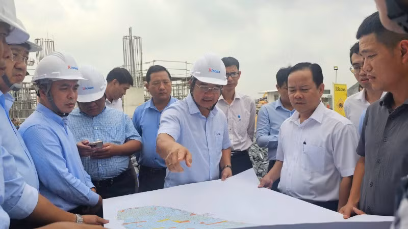 Bí thư Tỉnh ủy Nguyễn Văn Được kiểm tra tiến độ thi công đường Vành đai 3-Thành phố Hồ Chí Minh đoạn qua Long An.