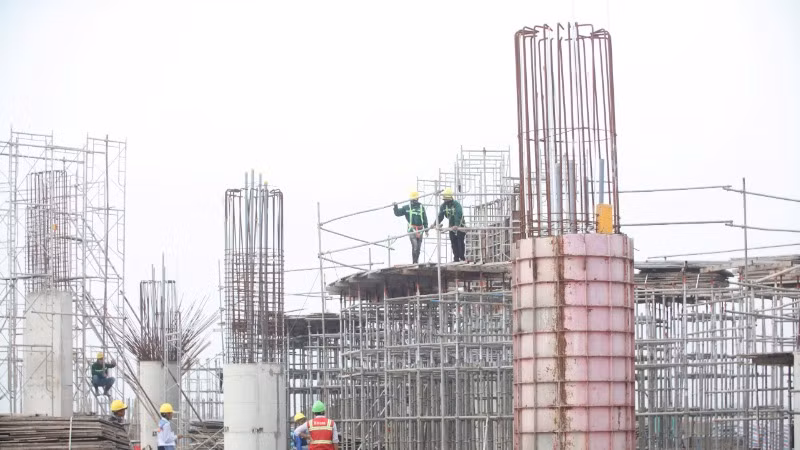 Công nhân đang thi công phần đường Vành đai 3-Thành phố Hồ Chí Minh đoạn qua Long An.