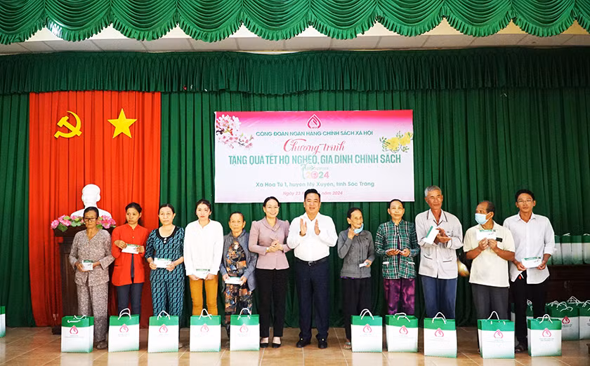 Lãnh đạo Ngân hàng Chính sách xã hội và UBND tỉnh Sóc Trăng tặng quà Tết cho các hộ nghèo, gia đình chính sách.