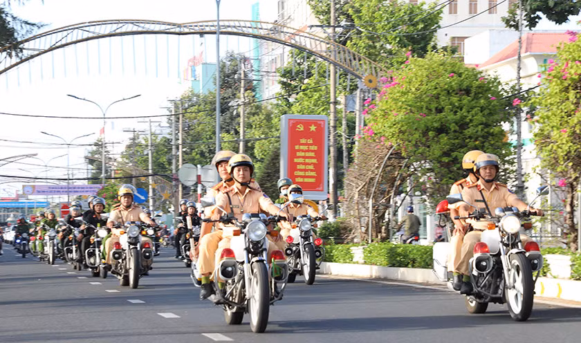 Lực lượng chức năng Sóc Trăng tuần hành ra quân cao điểm bảo đảm trật tự an toàn giao thông dịp Tết.