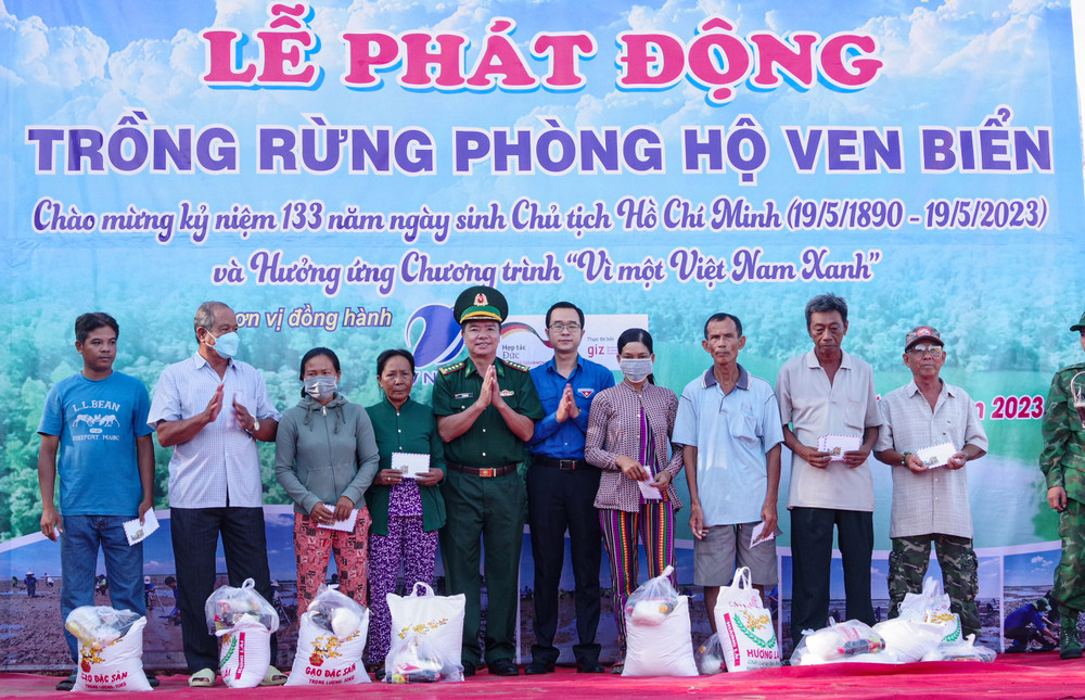 Tặng quà cho các hộ gia đình khu vực biên giới biển có hoàn cảnh khó khăn