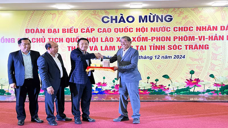 Kỹ sư Hồ Quang Cua tặng lúa giống ST cho Bộ Nông Lâm nghiệp Lào.