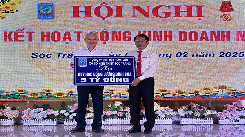 Chủ tịch Công ty Lâm Dủ Nhơn trao 5 tỷ đồng gây quỹ học bổng khuyến học Lương Định Của.