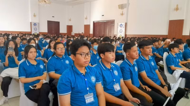 Gần 1.000 học sinh-sinh viên dự lễ khai giảng năm học 2024-2025.