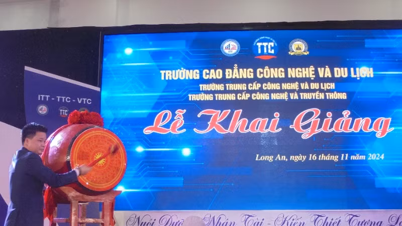 Lãnh đạo hệ thống 3 nhà trường đánh trống khai giảng năm học 2024-2025.