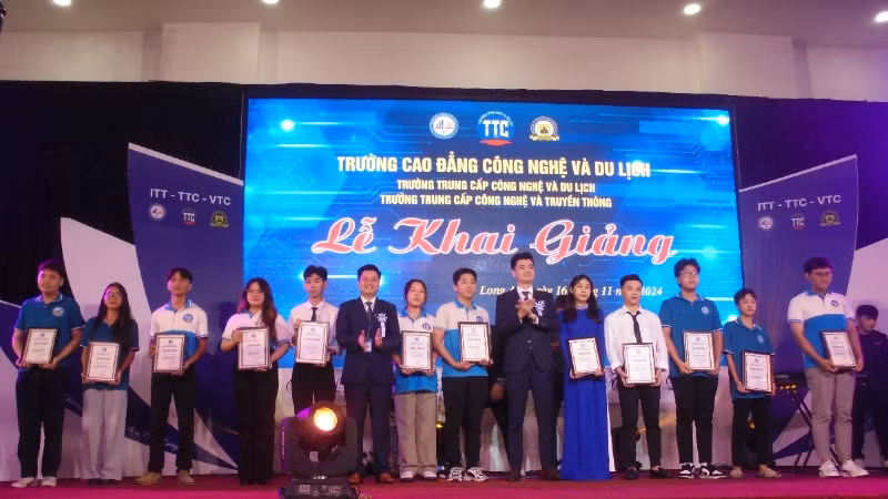 Nhà trường khen thưởng cho sinh viên có thành tích học tập xuất sắc trong năm học 2023-2024.