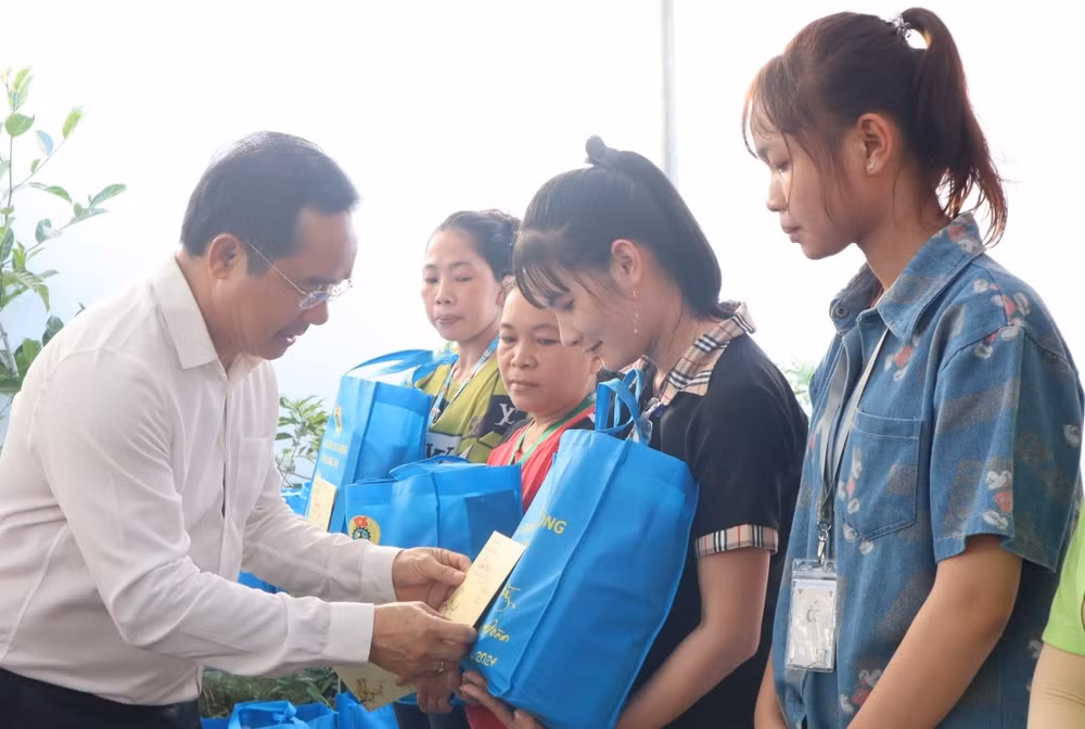 Bí thư Tỉnh ủy Long An Nguyễn Văn Được trao quà Tết cho công nhân lao động đang làm việc tại doanh nghiệp Tungtex Fashion Việt Nam.