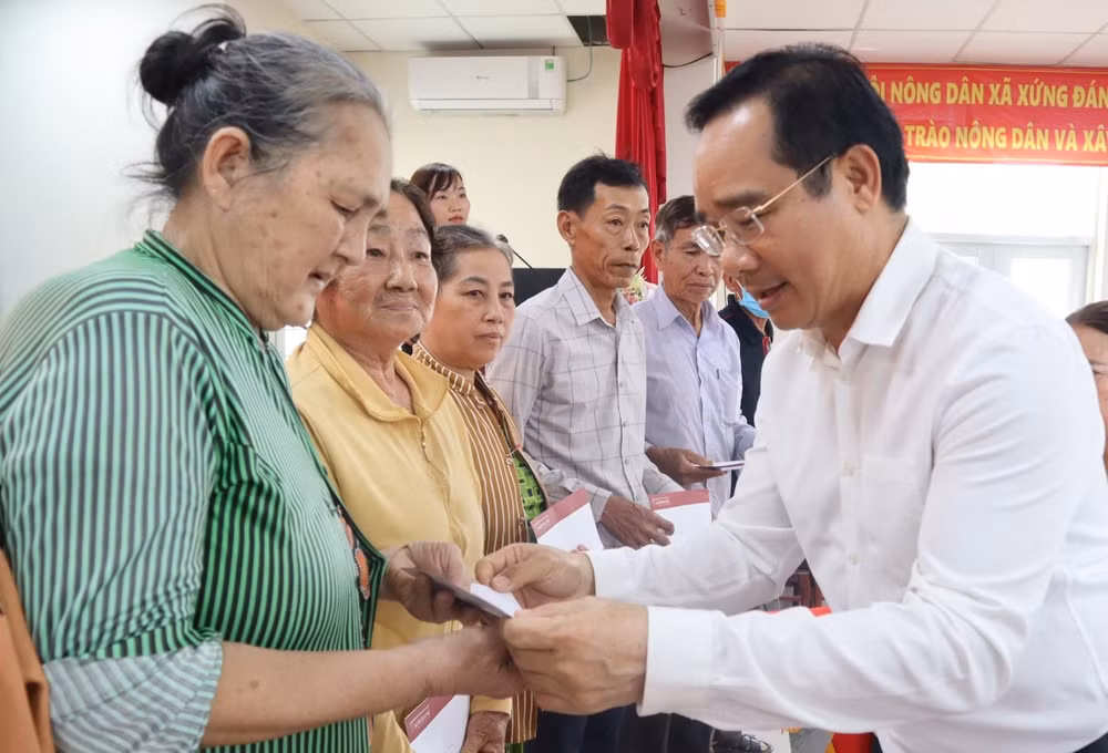 Bí thư Tỉnh ủy Long An Nguyễn Văn Được trao quà Tết cho các gia đình chính sách xã Lương Bình, Bến Lức, Long An.