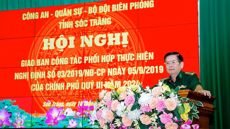 Đại tá Trịnh Kim Khâm, Chỉ huy trưởng Bộ đội Biên phòng tỉnh Sóc Trăng, phát biểu tại hội nghị.