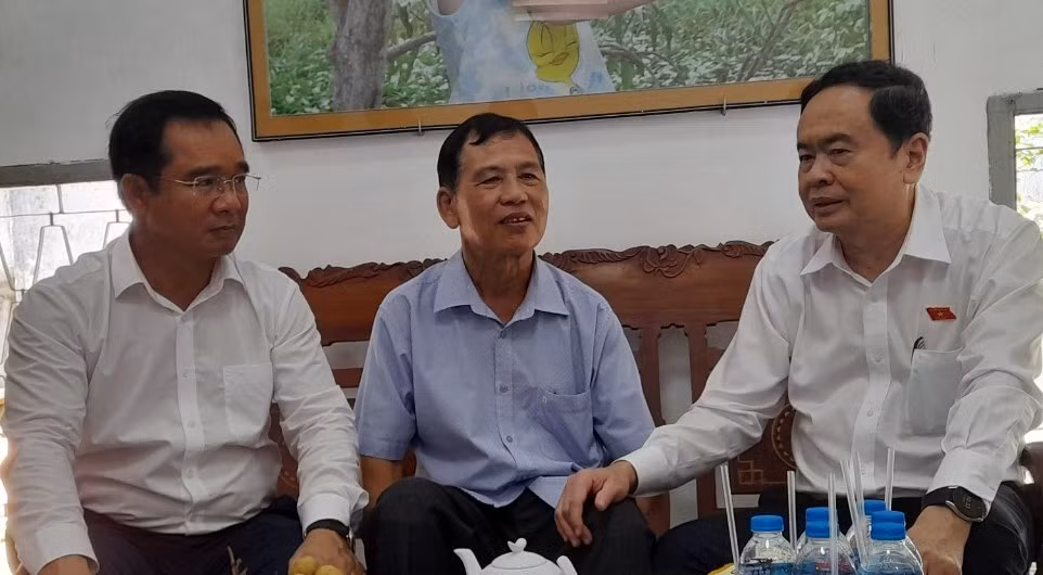 Phó Chủ tịch Thường trực Quốc hội Trần Thanh Mẫn đến thăm, động viên gia đình Thương binh Đỗ Văn Tâm.