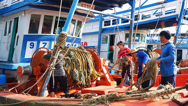 Tàu cá kiển tra các trang thiết bị, ngư cụ trước khi ra khơi.