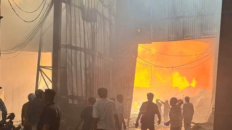 Lực lượng chức năng có mặt tại hiện trường chỉ đạo dập lửa.