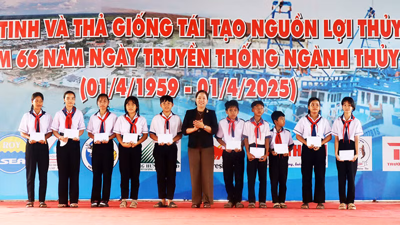 Tặng học bổng cho học sinh ven biển Sóc Trăng