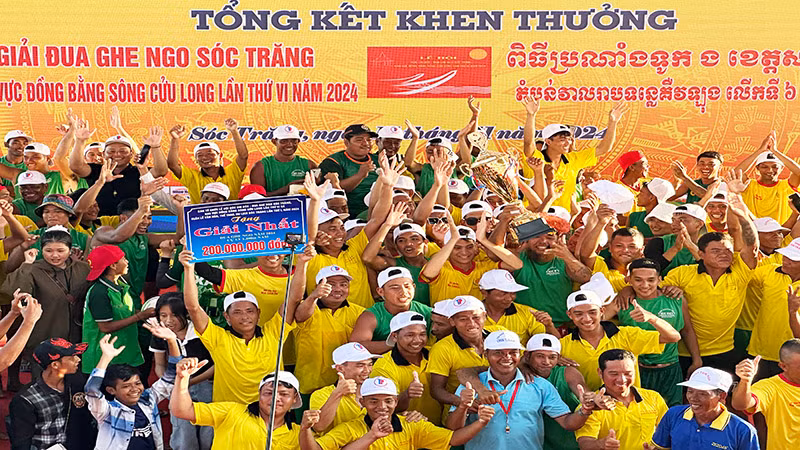 Các đội vô địch ăn mừng chiến thắng.