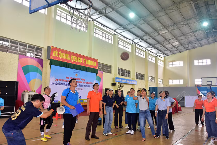 Các vận động viên - nhà báo tham gia thi đấu môn ném bóng vào rổ.