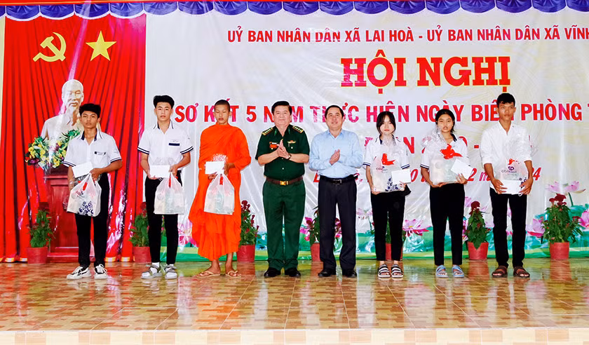 Tặng học bổng cho học sinh vượt khó học tốt vùng biên giới biển.