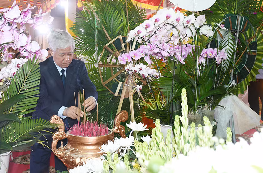 Đồng chí Đỗ Văn Chiến đặt vòng hoa, thắp hương trước Kim quan Đại Trưởng lão Hòa thượng Dương Nhơn.