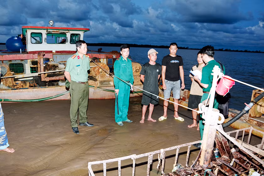 Tổ công tác tiến hành làm việc kiểm tra kiểm tra phương tiện TG 17568. Tổ công tác tiến hành làm việc kiểm tra kiểm tra phương tiện TG 17568.