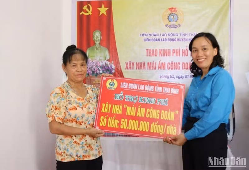 Lãnh đạo Liên đoàn Lao động tỉnh Thái Bình trao kinh phí hỗ trợ xây nhà cho đoàn viên Nguyễn Thị Vinh (ở xã Phúc Khánh, thành phố Thái Bình) là công nhân Công ty Trách nhiệm hữu hạn Toàn Thắng.