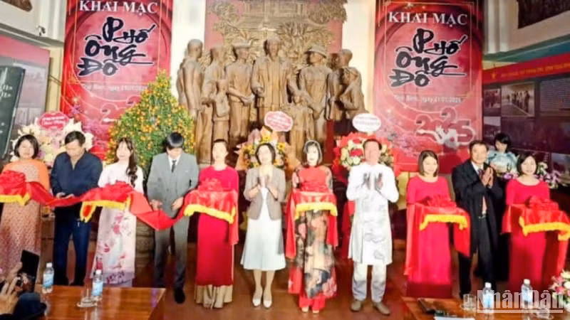 Nghi thức cắt băng khai trương "Phố ông đồ" tại Bảo tàng tỉnh Thái Bình.