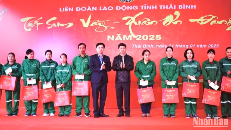 Lãnh đạo Liên đoàn Lao động tỉnh Thái Bình trao quà Tết cho người lao động tại Công ty Môi trường đô thị thành phố Thái Bình.