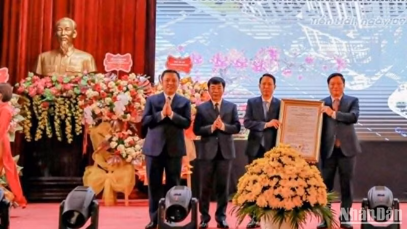 Đồng chí Nguyễn Khắc Thận, Bí thư Tỉnh ủy, Chủ tịch Ủy ban nhân dân tỉnh Thái Bình trao Quyết định của Bộ Xây dựng công nhận thị trấn Tiền Hải mở rộng đạt tiêu chí đô thị loại IV.