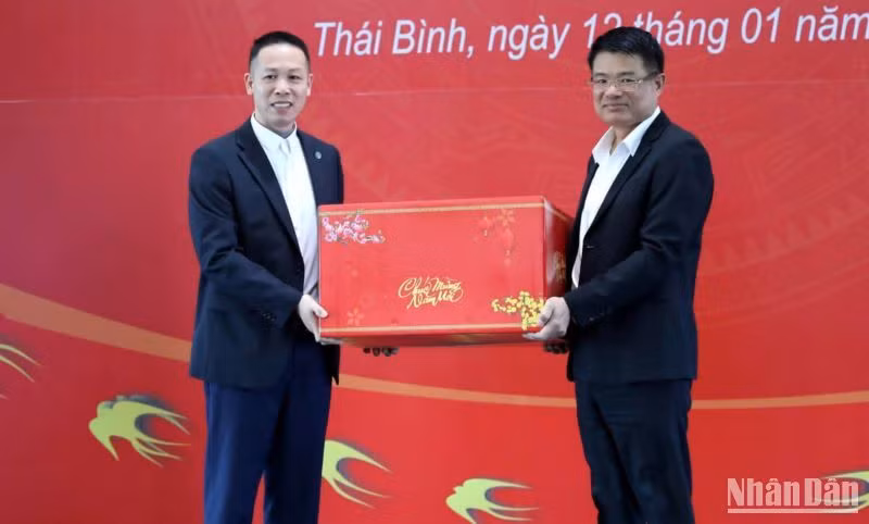 Viện trưởng Viện Kiểm sát nhân dân tối cao Nguyễn Huy Tiến trao quà Tết cho đại diện Công ty cổ phần Green-Ipark.