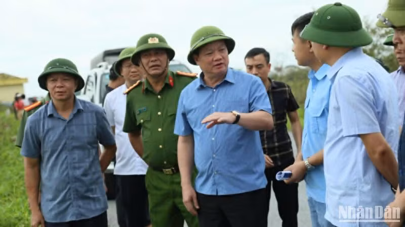 Bí thư Tỉnh ủy Thái Bình Nguyễn Khắc Thận (đứng giữa) cho biết, xây dựng Thái Bình trở thành tỉnh phát triển trong vùng Đồng bằng sông Hồng là khát vọng của Đảng bộ, chính quyền và nhân dân.
