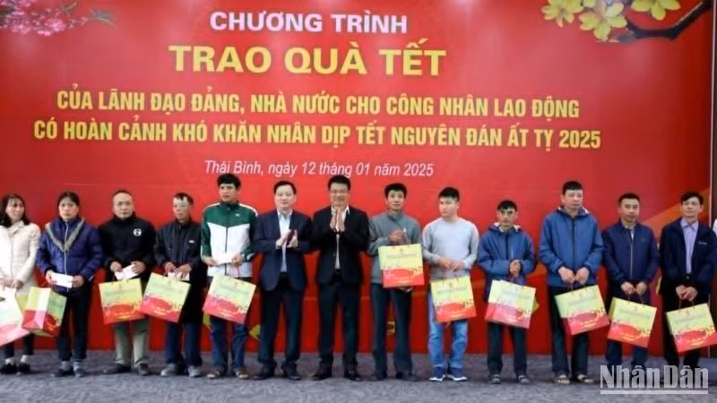Ba trăm công nhân có hoàn cảnh khó khăn tại khu công nghiệp Liên Hà Thái (khu Kinh tế Thái Bình) được trao tặng quà Tết.