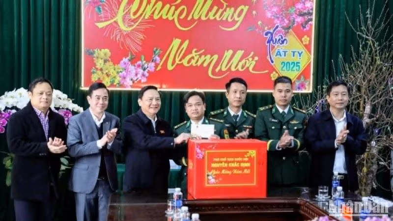 Phó Chủ tịch Quốc hội Nguyễn Khắc Định chúc Tết cán bộ, chiến sĩ đồn biên phòng Cửa khẩu cảng Diêm Điền (huyện Thái Thụy, tỉnh Thái Bình).
